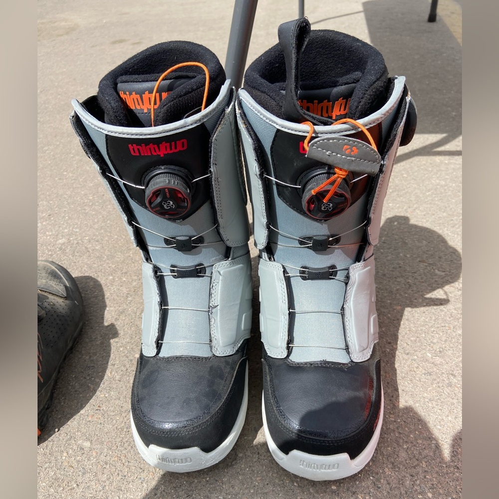 Thirtytwo snowboard boots, great condition! Mens size 8.5. Used for maybe 1 hour